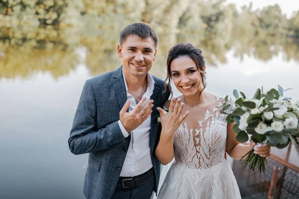 Wedding Couple Smiles Pauses Camera River Background Bride Has Bridal — 图库照片