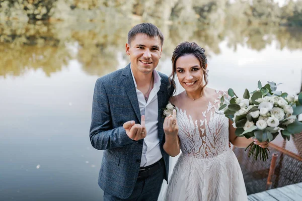 Wedding Couple Smiles Pauses Camera River Background Bride Has Bridal — Foto de Stock