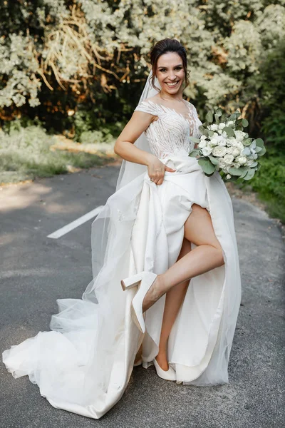 Eine Fröhliche Braut Posiert Für Die Kamera Zeigt Ihr Bein — Stockfoto