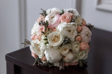 Düğün buketi masanın üstünde, izole edilmiş yakın plan..