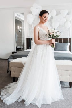 Çok güzel bir gelin otel odasında poz veriyor. Gün ışığı, doğal ışık, ferah oda.