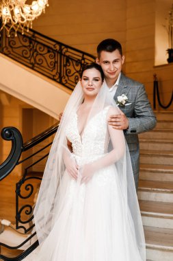 Düğün çifti güzel bir pozla poz veriyor. Mutlu gelin.