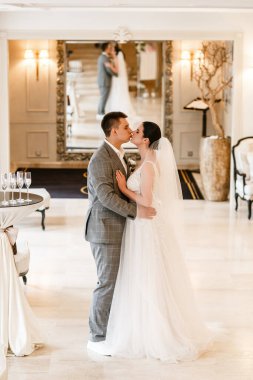 Düğün çifti güzel bir pozla poz veriyor. Mutlu gelin.