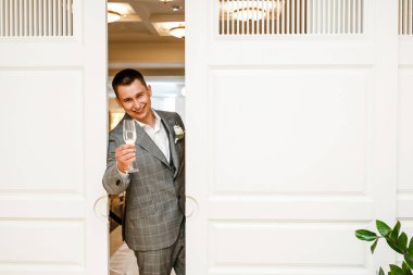 Gri takım elbiseli yakışıklı damat. Terbiyeli ol.