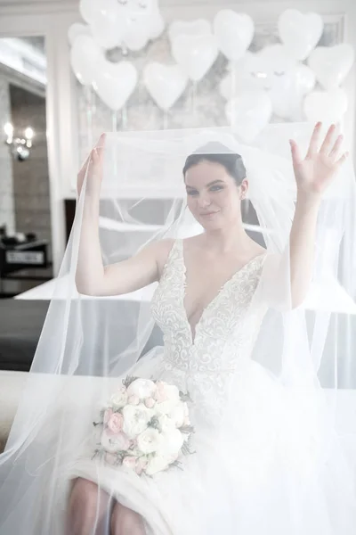 Wedding Couple Covered Veil Hugged Each Other Look Each Other — Φωτογραφία Αρχείου