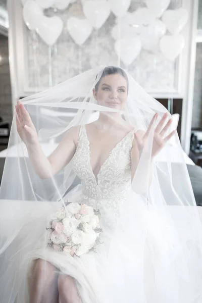 Wedding Couple Covered Veil Hugged Each Other Look Each Other — Φωτογραφία Αρχείου