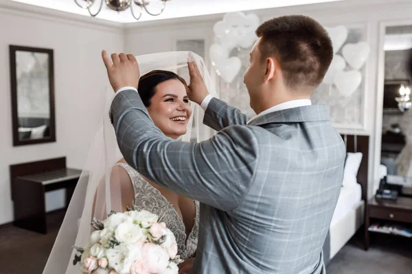 新郎は結婚式の日に初めて花嫁を見た 誠実な感情は ベールを開きます — ストック写真