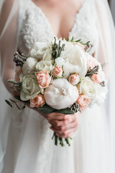 Wedding Bouquet Hands Bride Close Isolated — стоковое фото