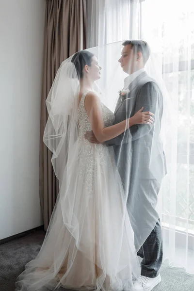Sposo Vide Sposa Prima Volta Giorno Del Matrimonio Emozione Sincera — Foto Stock