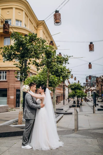 Wedding Couple Walk City Streets Warm Sunny Day — Zdjęcie stockowe