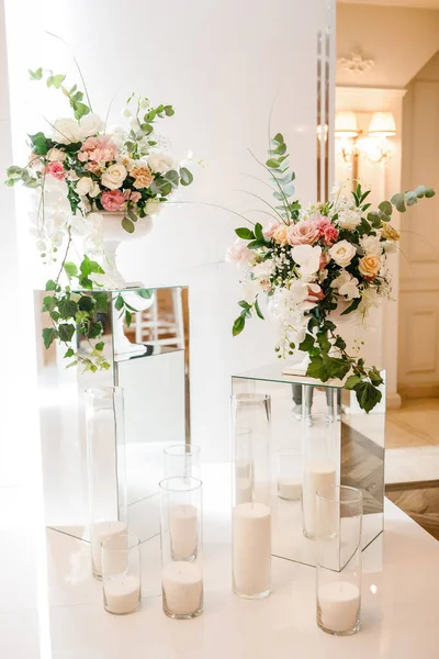 Elegantes Decoraciones Boda Cubos Espejo Con Flores Velas — Foto de Stock