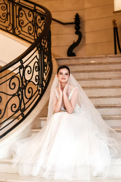Eine Stilvolle Braut Sitzt Auf Den Stufen Einer Marmortreppe — Stockfoto
