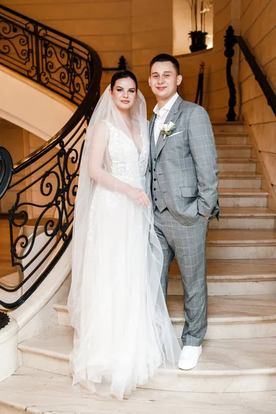 Het Bruidspaar Poseert Met Goed Gejuich Gelukkige Bruid — Stockfoto