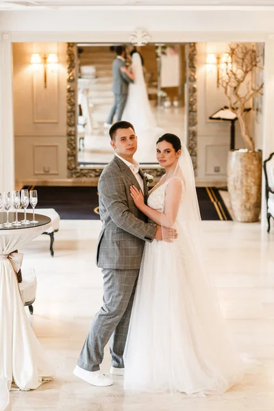 Düğün çifti güzel bir pozla poz veriyor. Mutlu gelin.