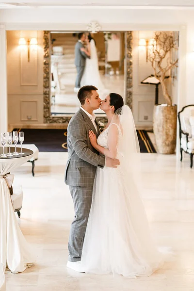 Düğün çifti güzel bir pozla poz veriyor. Mutlu gelin.