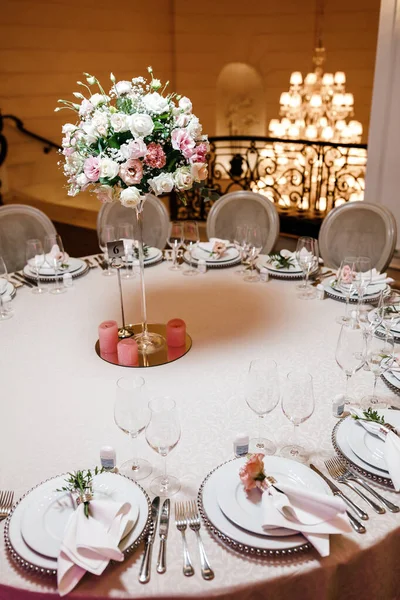 Bruiloft Tafel Gedekt Met Bloemen Kaarsen — Stockfoto