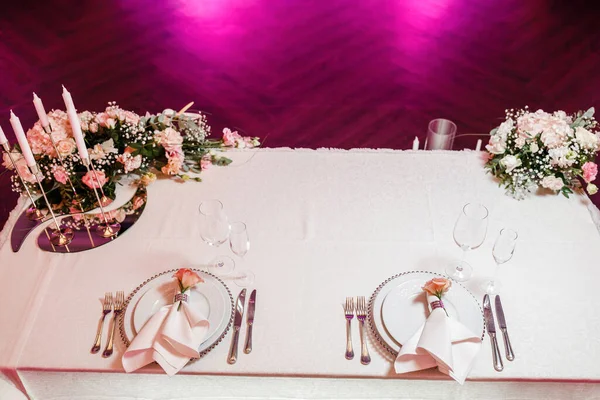 Çiçekler Mumlarla Hazırlanmış Düğün Masası — Stok fotoğraf