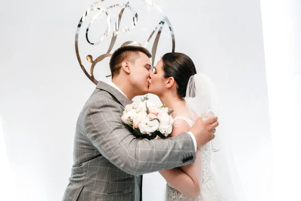 这对新婚夫妇在婚礼上接吻 生动的情感 — 图库照片