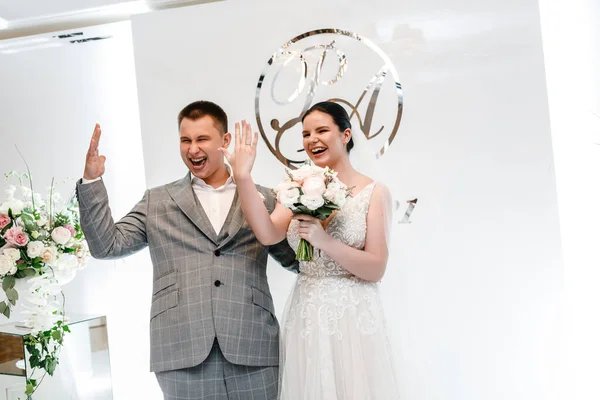 Pareja Boda Está Muy Emocionalmente Feliz Estar Comprometido Mostrar Sus — Foto de Stock