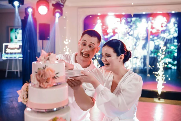 Pareja Novios Corta Pastel Bodas Con Ambiente Festivo Novio Atreve — Foto de Stock