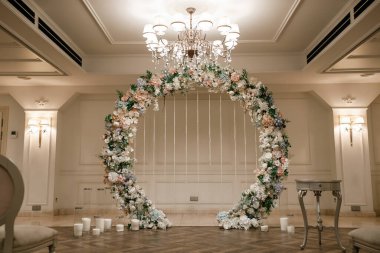 Çiçeklerle süslenmiş düğün kemeri.