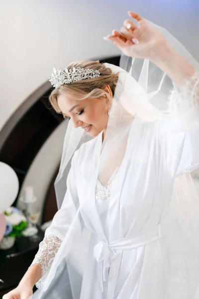 Der Morgen Der Braut Eines Schönen Blonden Mädchens Der Nähe — Stockfoto