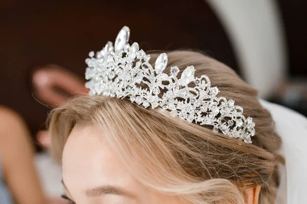 Een Mooie Tiara Het Hoofd Van Een Blonde Bruid Close — Stockfoto