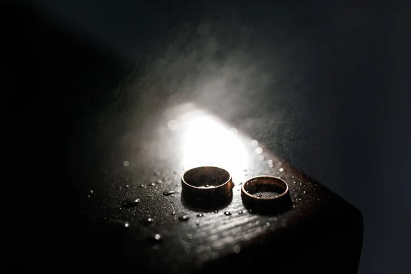 Bagues Fiançailles Sur Une Table Bois Gouttes Eau Lumière — Photo