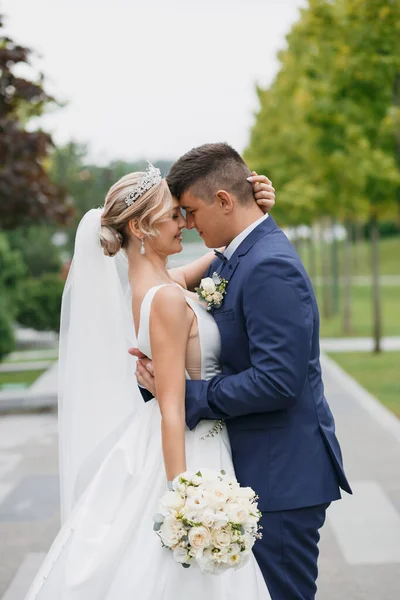 Casal Nupcial Apaixonado Por Uma Bela Paisagem Noiva Loira Tem — Fotografia de Stock