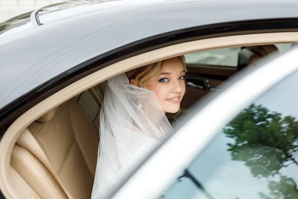 Bezaubernde Blonde Braut Einem Brautkleid Mit Langem Schleier Auf Dem — Stockfoto