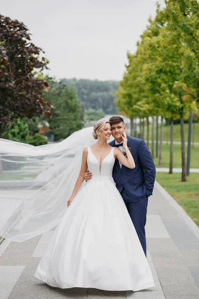 Casal Nupcial Apaixonado Por Uma Bela Paisagem Noiva Loira Tem — Fotografia de Stock