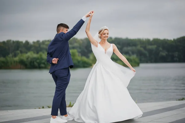 Casal Dançarino Casal Nupcial Apaixonado Por Uma Bela Paisagem Noiva — Fotografia de Stock