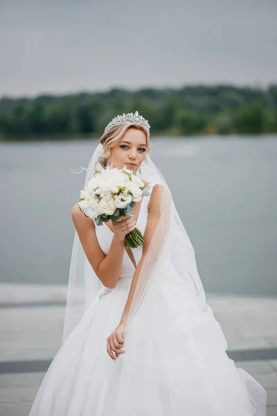 Bezaubernde Blonde Braut Einem Brautkleid Mit Langem Schleier Ein Diadem — Stockfoto