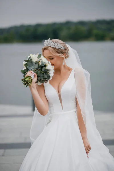 Bezaubernde Blonde Braut Einem Brautkleid Mit Langem Schleier Ein Diadem — Stockfoto