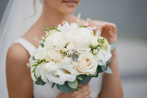 Свадебный Букет Белых Роз Руках Великолепной Невесты Крупный План — стоковое фото