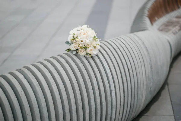 公園のベンチで白いバラの結婚式の花束 — ストック写真