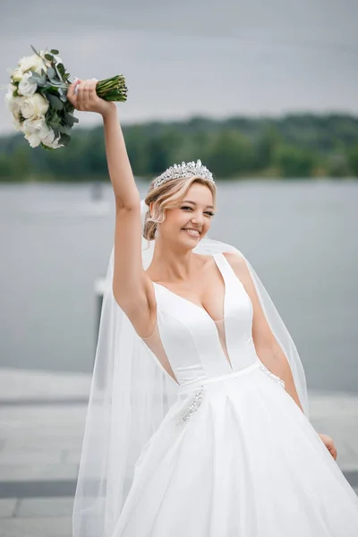 Bezaubernde Blonde Braut Einem Brautkleid Mit Langem Schleier Ein Diadem — Stockfoto