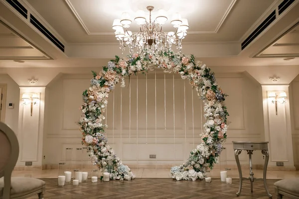 Arco Sposa Splendidamente Decorato Con Fiori — Foto Stock