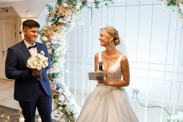 Den Högtidliga Stunden Vid Bröllopsceremonin Utbytet Ringar Och Kyssa Nygifta — Stockfoto