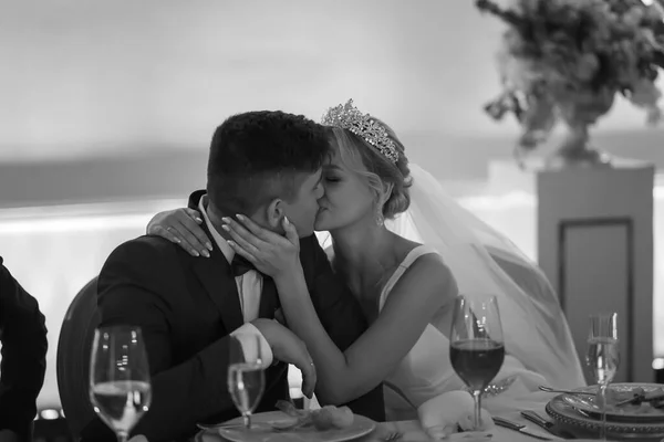 Ett Elegant Bröllopspar Kysser Ivrigt Bruden Blond Och Brudgummen Blå — Stockfoto