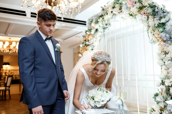 Den Högtidliga Stunden Vid Bröllopsceremonin Utbytet Ringar Och Kyssa Nygifta — Stockfoto