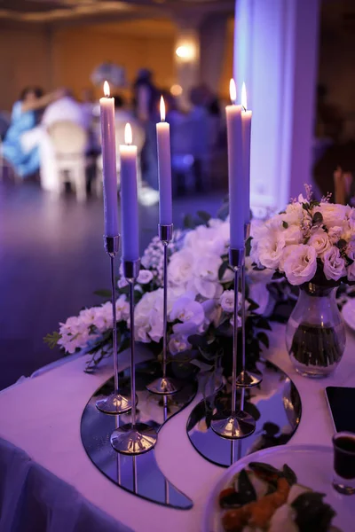 Hochzeitstisch Dekorationen Mit Schönen Blumen Und Kerzen Weiße Rosen — Stockfoto