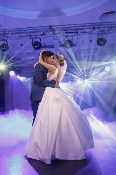 Pareja Novios Baila Primer Baile Centro Atención — Foto de Stock