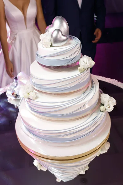 케이크를 자르는 분홍빛 축제의 — 스톡 사진