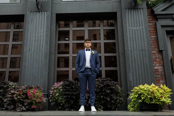 Novio Joven Con Traje Azul Zapatillas Blancas Hermoso Edificio Fondo — Foto de Stock