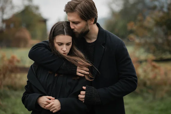 Young Couple Love Black Coats Walks Countryside Rain Autumn Gloomy — Stock Photo, Image