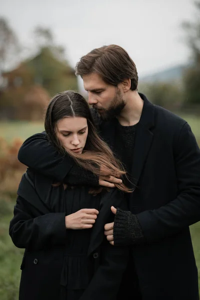 Una Giovane Coppia Innamorata Cappotti Neri Cammina Campagna Sotto Pioggia — Foto Stock