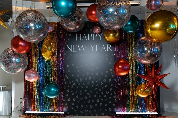 Новогодняя Фотоплощадка Вечеринке Много Разноцветных Гелиевых Шариков — стоковое фото