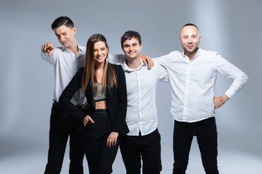 Dört kişilik bir grup, stüdyoda müzisyenler. Siyah ve beyaz kıyafetler. Sahne kıyafetleri içinde büyüleyici bir vokalist. Renkli arkaplan