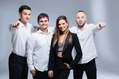 Dört kişilik bir grup, stüdyoda müzisyenler. Siyah ve beyaz kıyafetler. Sahne kıyafetleri içinde büyüleyici bir vokalist. Renkli arkaplan